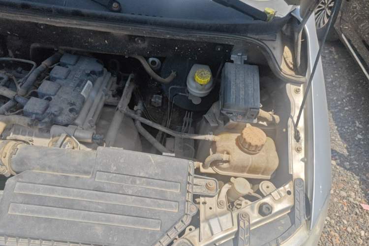 Used Wuling Hongguang 2014 1.5L Standard Version Engine Bay Left