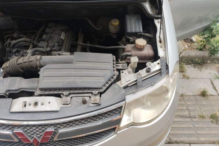 Used Wuling Hongguang 2014 1.5L S Standard Version Engine Bay Left