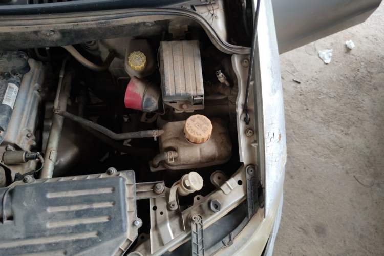 Used Wuling Hongguang 2014 1.5L Standard Version Engine Bay Left