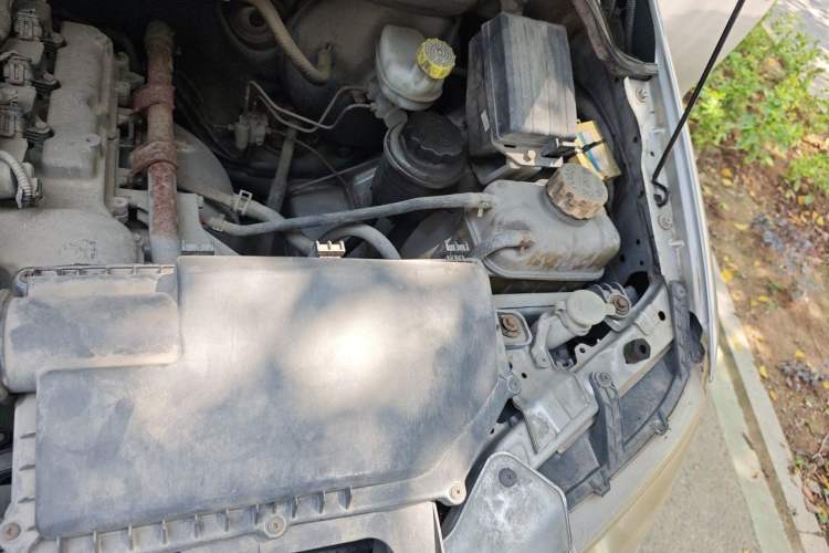 Used Wuling Hongguang 2014 1.2L Standard Model China IV Engine Bay Left