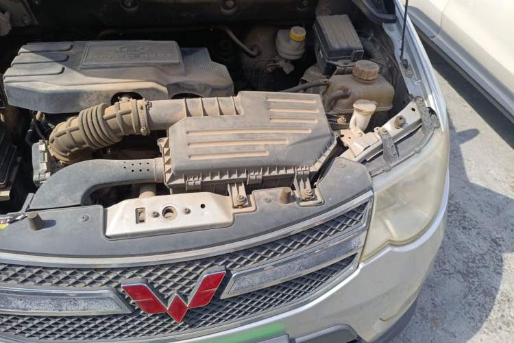 Used Wuling Hongguang 2014 1.5L S Luxury Model Engine Bay Left