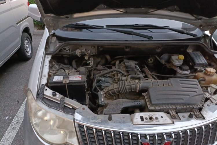 Used Wuling Hongguang 2014 1.5L Standard Version Engine Bay Right