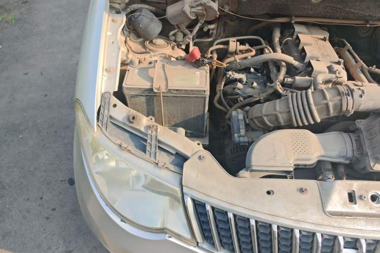 Used Wuling Hongguang 2014 1.5L Standard Version Engine Bay Right