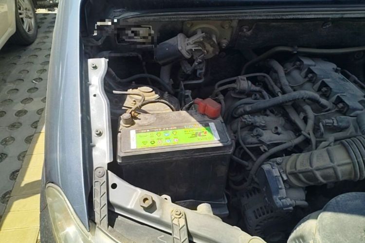 Used Wuling Hongguang 2014 1.5L Standard Version Engine Bay Right