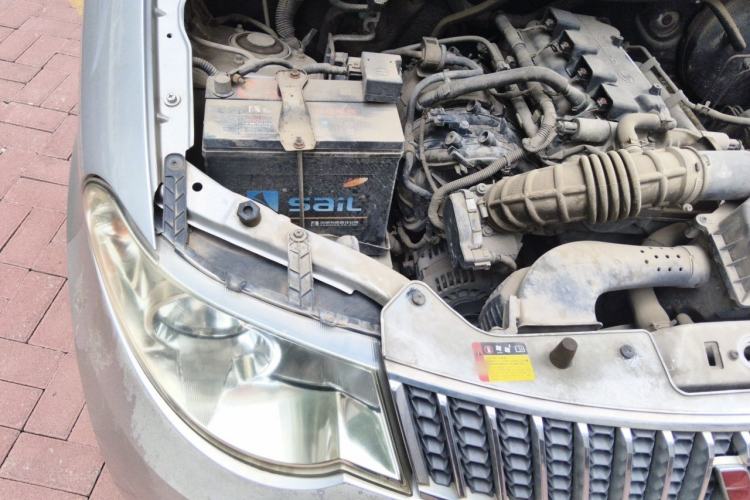 Used Wuling Hongguang 2014 1.5L Standard Version Engine Bay Right