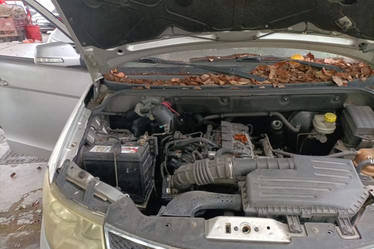 Used Wuling Hongguang 2014 1.5L S Standard Version Engine Bay Right