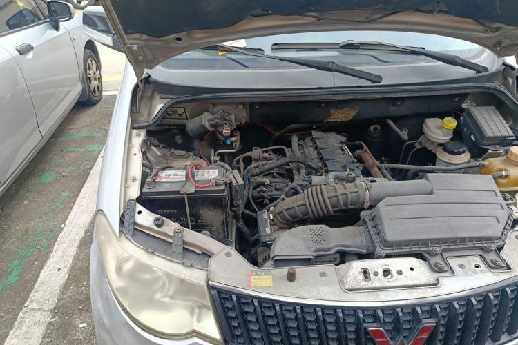 Used Wuling Hongguang 2014 1.5L Standard Version Engine Bay Right