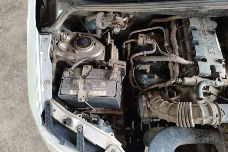 Used Wuling Hongguang 2014 1.5L Standard Version Engine Bay Right