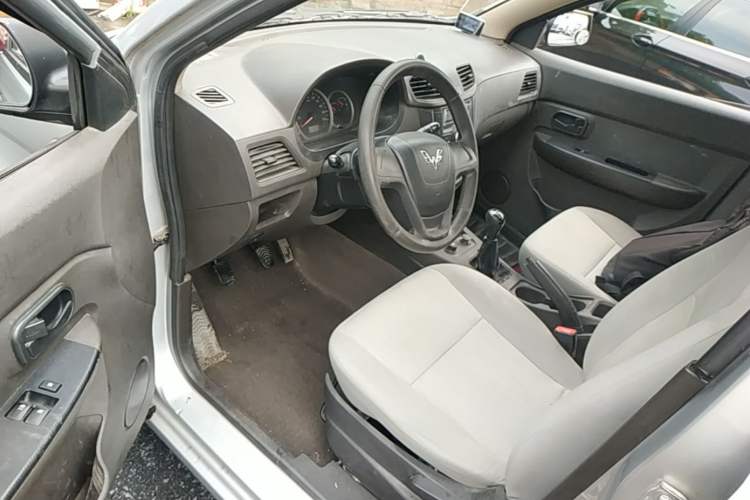 Used Wuling Hongguang 2014 1.2L Base Model China IV Left Front Seat