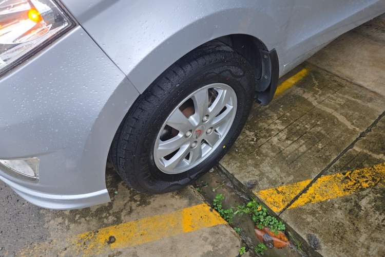 Used Wuling Hongguang 2014 1.5L S Standard Version Left Front Wheel Hub