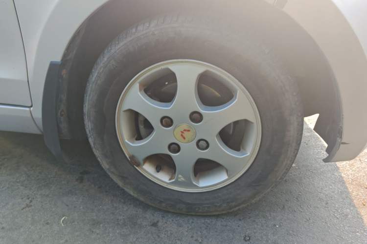 Used Wuling Hongguang 2014 1.5L Standard Version Right Front Wheel Hub