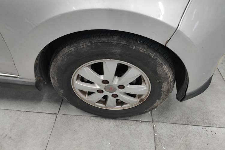 Used Wuling Hongguang 2014 1.5L S Comfort Model Right Front Wheel Hub