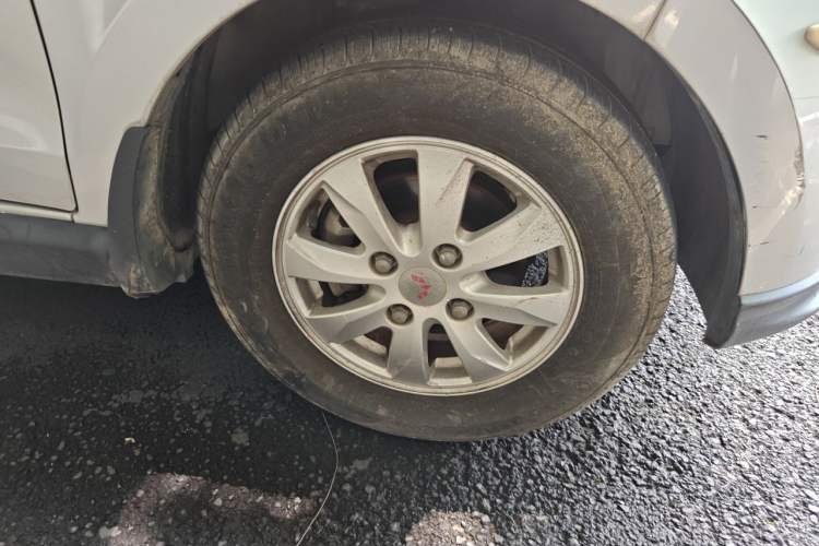 Used Wuling Hongguang 2014 1.5L S Comfort Model Right Front Wheel Hub