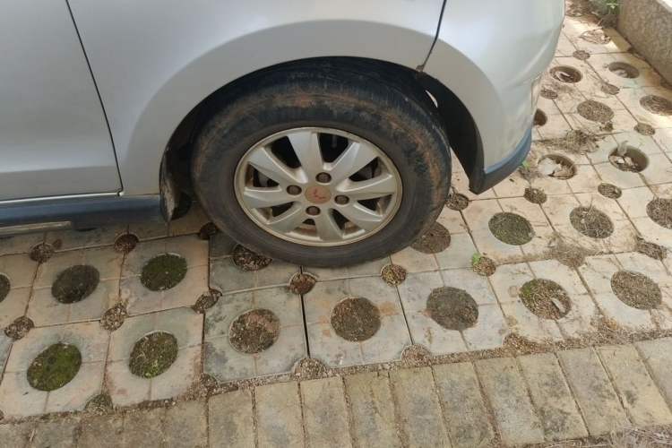 Used Wuling Hongguang 2014 1.2L S Comfort Model China IV Right Front Wheel Hub
