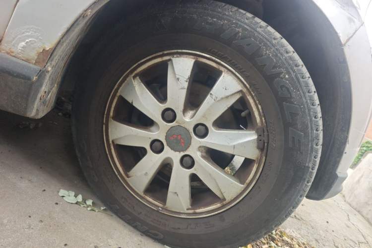 Used Wuling Hongguang 2014 1.5L S Luxury Model Right Front Wheel Hub