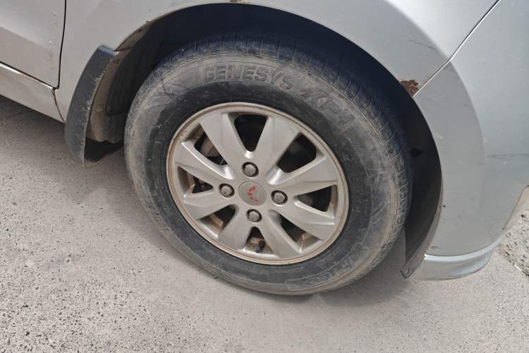 Used Wuling Hongguang 2014 1.5L S Standard Version Right Front Wheel Hub