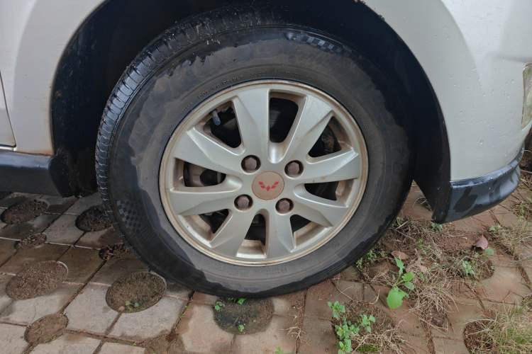 Used Wuling Hongguang 2014 1.2L S Comfort Model China IV Right Front Wheel Hub