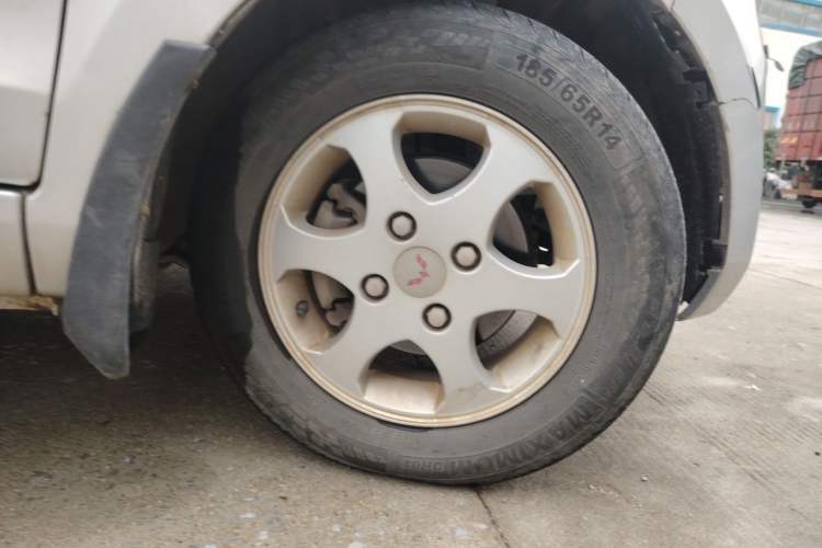 Used Wuling Hongguang 2014 1.5L Standard Version Right Front Wheel Hub