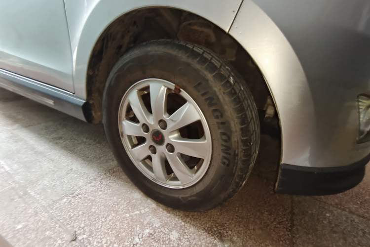 Used Wuling Hongguang 2014 1.2L S Comfort Model China IV Right Front Wheel Hub