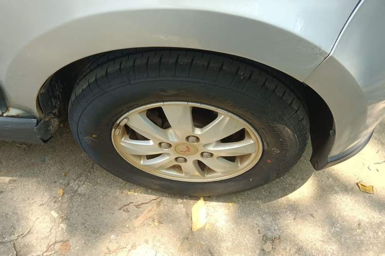 Used Wuling Hongguang 2014 1.5L S Comfort Model Right Front Wheel Hub