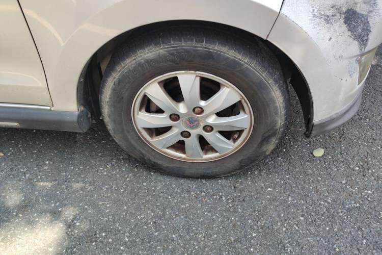 Used Wuling Hongguang 2014 1.5L S Comfort Model Right Front Wheel Hub