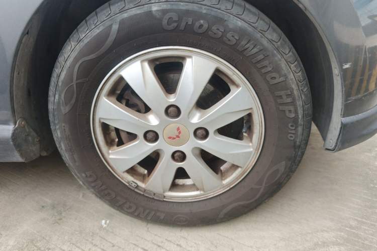 Used Wuling Hongguang 2014 1.5L S Comfort Model Right Front Wheel Hub