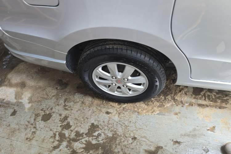 Used Wuling Hongguang 2014 1.5L S Standard Version Right Rear Wheel Hub