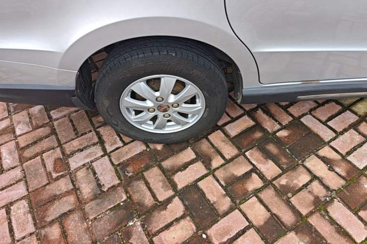 Used Wuling Hongguang 2014 1.5L S Luxury Model Right Rear Wheel Hub