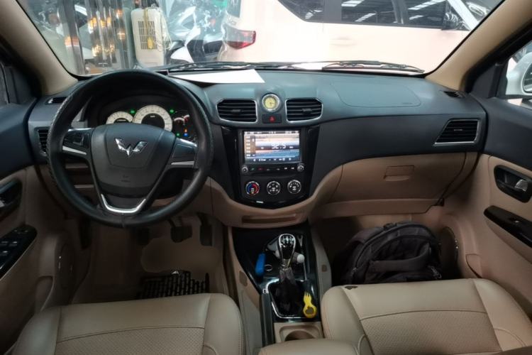 Used Wuling Hongguang 2014 1.5L S Luxury Model Center Console