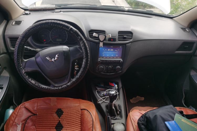 Used Wuling Hongguang 2014 1.2L Base Model China IV Center Console