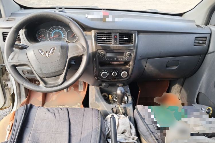 Used Wuling Hongguang 2014 1.5L S Comfort Model Center Console