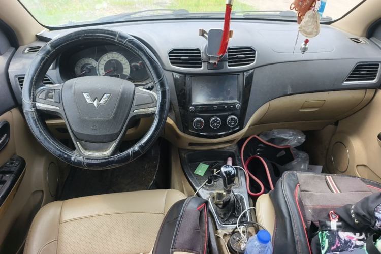 Used Wuling Hongguang 2014 1.5L S Luxury Model Center Console