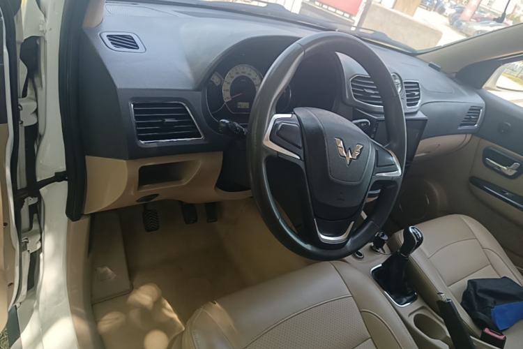 Used Wuling Hongguang 2014 1.5L S Comfort Model Center Console
