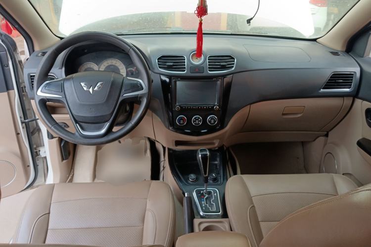 Used Wuling Hongguang 2014 1.5L S Automatic Comfort Edition Center Console