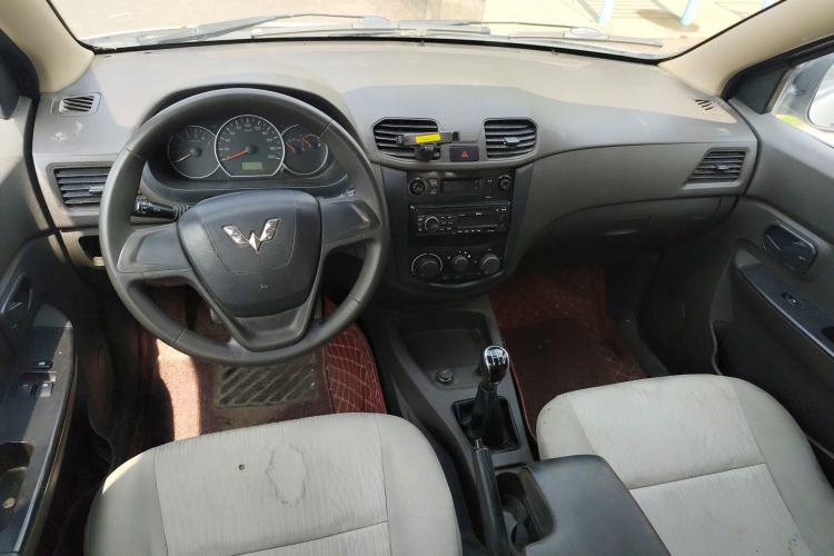 Used Wuling Hongguang 2014 1.2L Base Model China IV Center Console