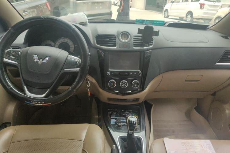 Used Wuling Hongguang 2014 1.5L S Luxury Model Center Console