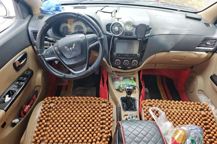 Used Wuling Hongguang 2014 1.5L S Comfort Model Center Console