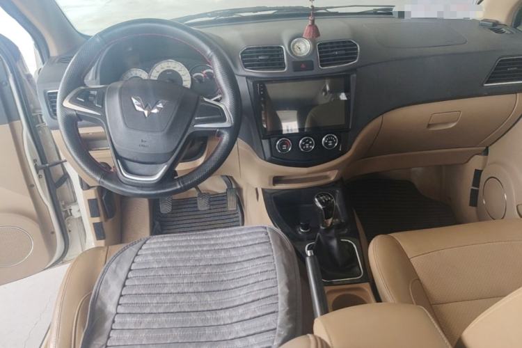 Used Wuling Hongguang 2014 1.5L S Luxury Model Center Console