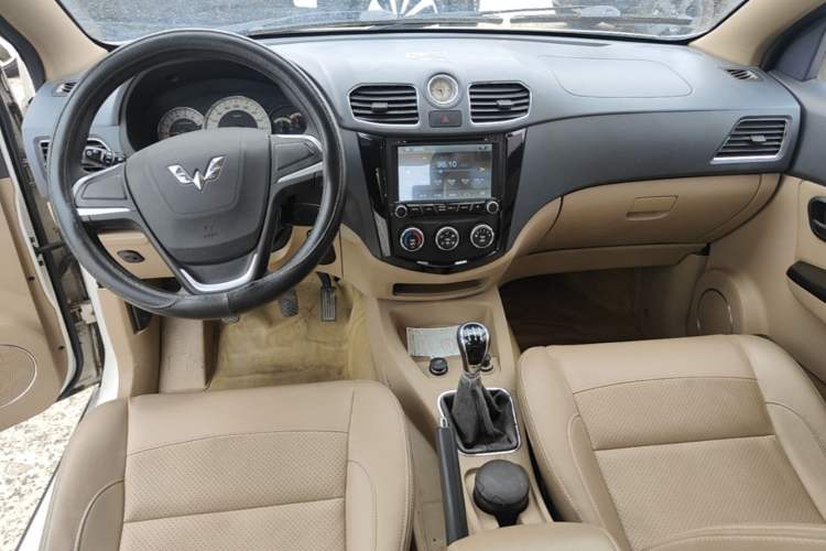 Used Wuling Hongguang 2014 1.5L S Standard Version Center Console