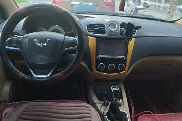 Used Wuling Hongguang 2014 1.5L S Comfort Model Center Console