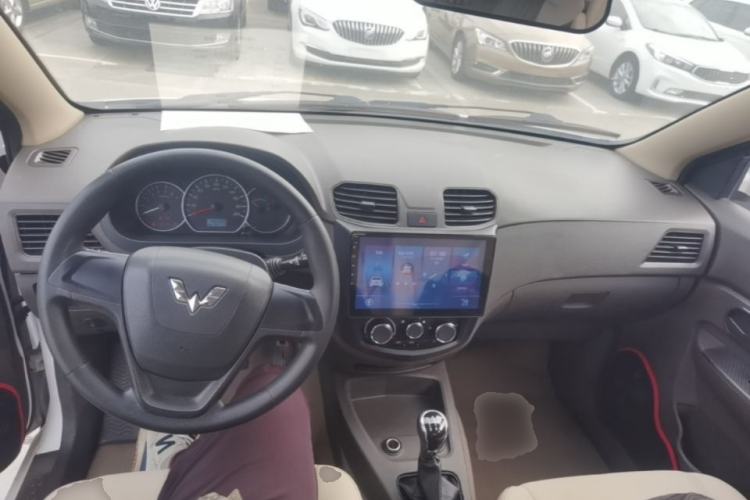 Used Wuling Hongguang 2014 1.5L S Standard Version Center Console