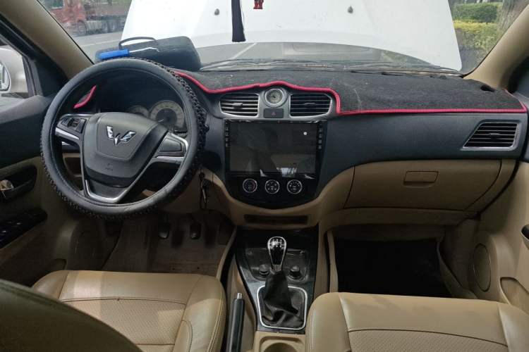 Used Wuling Hongguang 2014 1.5L S Luxury Model Center Console