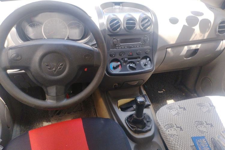Used Wuling Hongguang 2014 1.5L Base Version Center Console