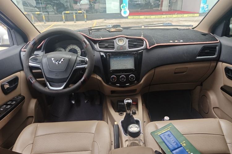 Used Wuling Hongguang 2014 1.5L S Comfort Model Center Console