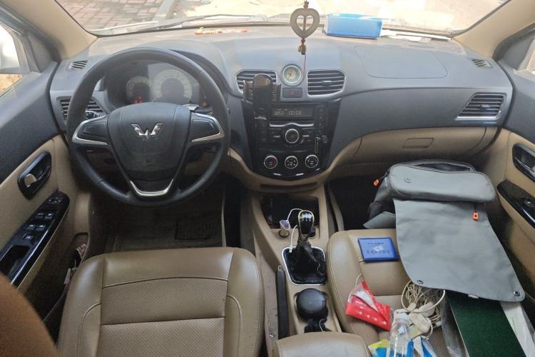 Used Wuling Hongguang 2014 1.5L S Comfort Model Center Console