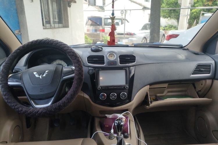 Used Wuling Hongguang 2014 1.5L S Comfort Model Center Console