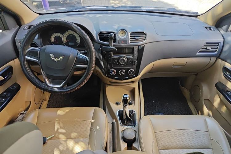 Used Wuling Hongguang 2014 1.5L S Comfort Model Center Console