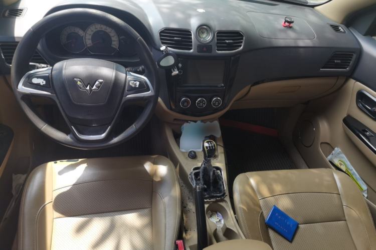 Used Wuling Hongguang 2014 1.5L S Comfort Model Center Console