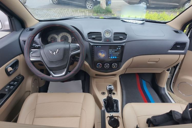 Used Wuling Hongguang 2014 1.5L S Comfort Model Center Console