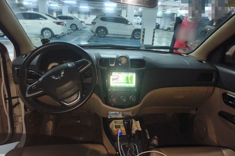 Used Wuling Hongguang 2014 1.5L S Automatic Luxury Model Center Console